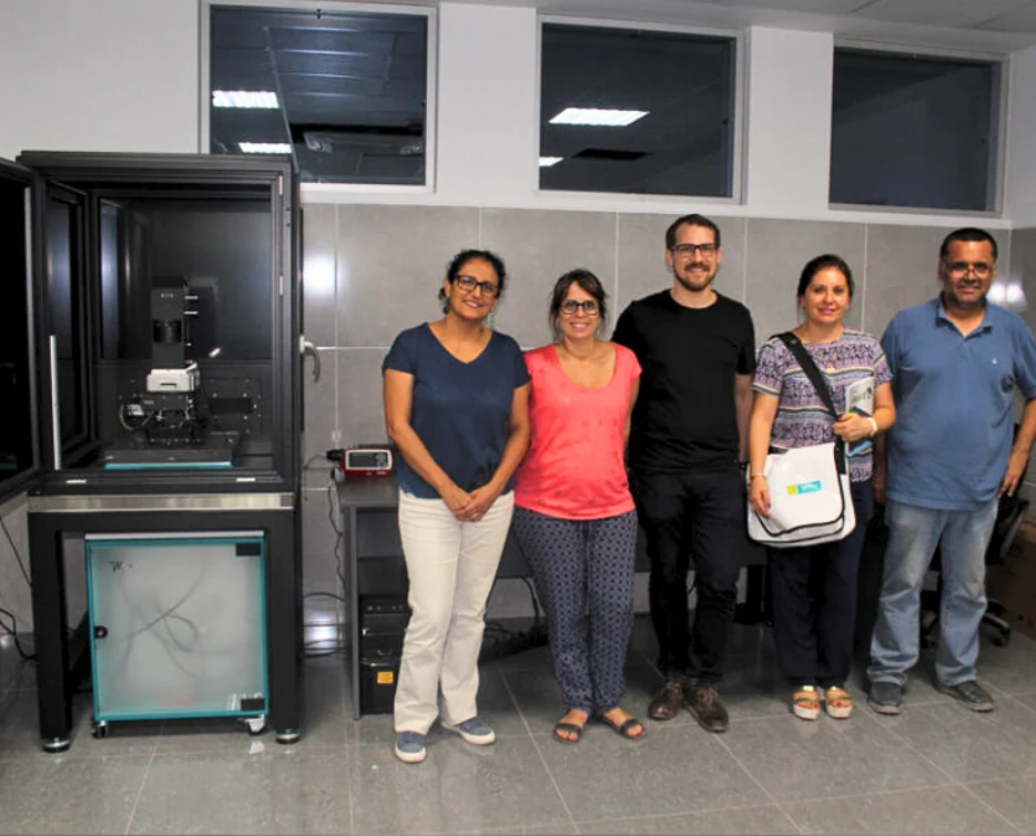 Laboratorio de investigación con Microscopía Raman y Fuerza Atómica